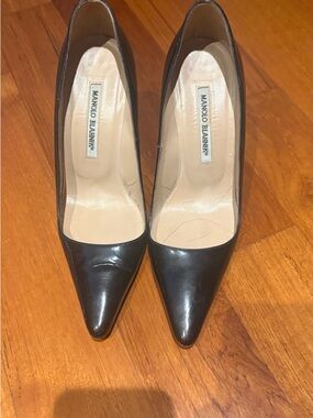 Manolo Blahnik Black Patent Pointed-Toe Pumps size 37.5